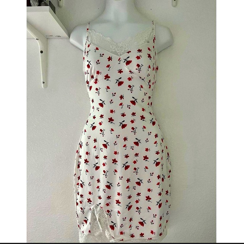 Cute white and floral slim fit dress!! 🌸⚪️